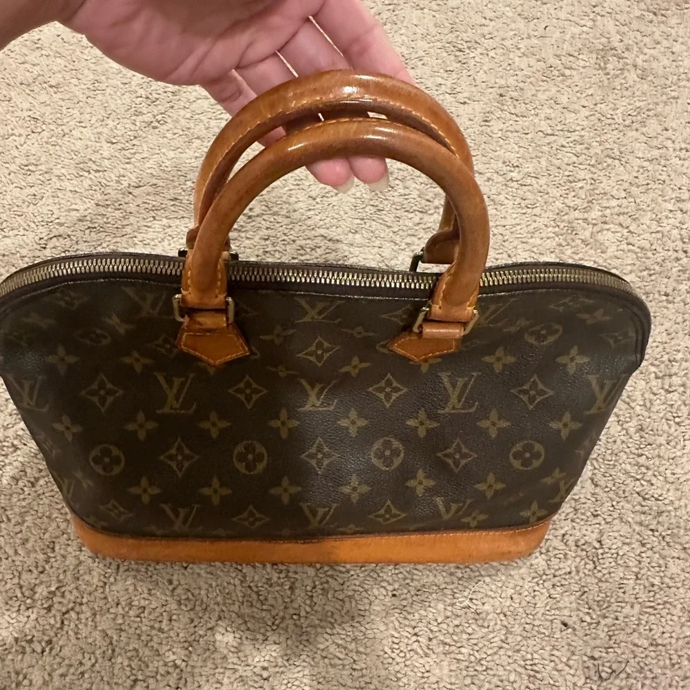 “ Pre-Loved” Authentic Louis Vuitton Monogram AlmaBag